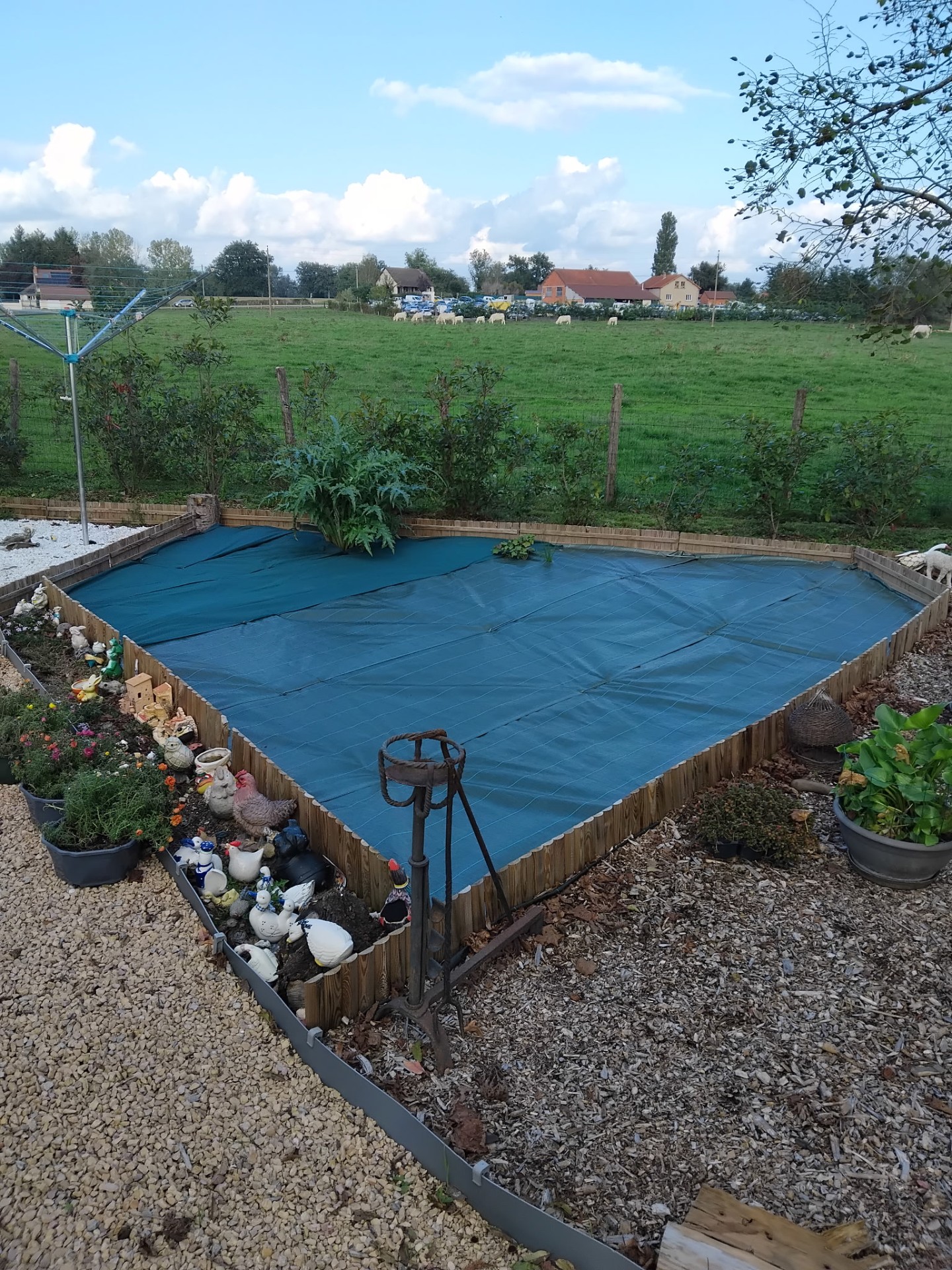 Carré de potager : désherbage et pose de bâche — après